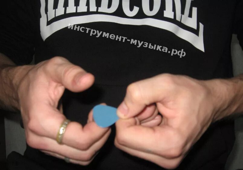 Как правильно держать медиатор на электрогитаре. Как правильно держать ме. как держать медиатор. правильный хват медиатора. как правильно держать медиато.