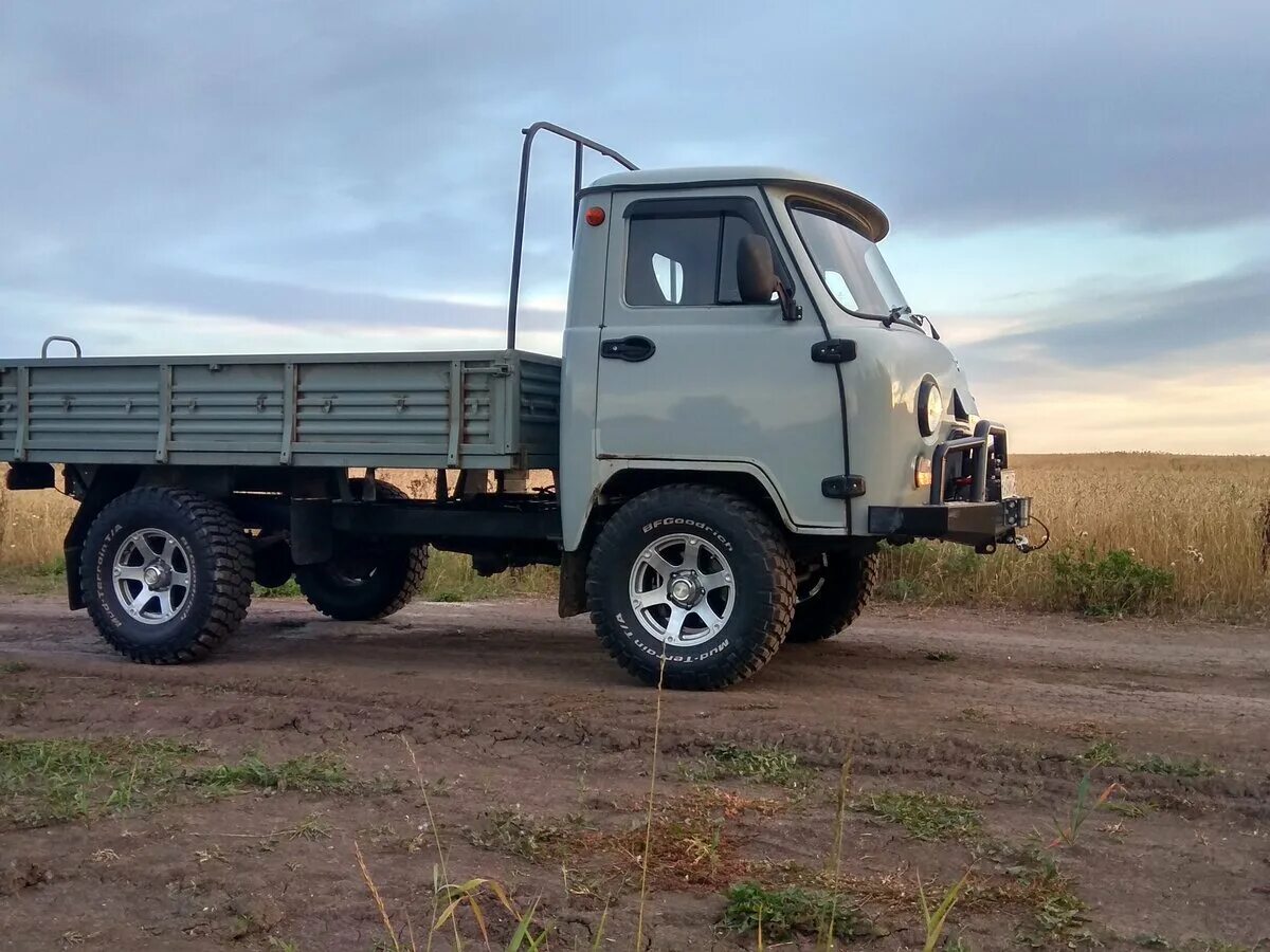 Купить уаз бортовой новый. UAZ 3303 бортовой. УАЗ головастик бортовой 3303. УАЗ бортовой новый 3303. Кузов УАЗ 3303.