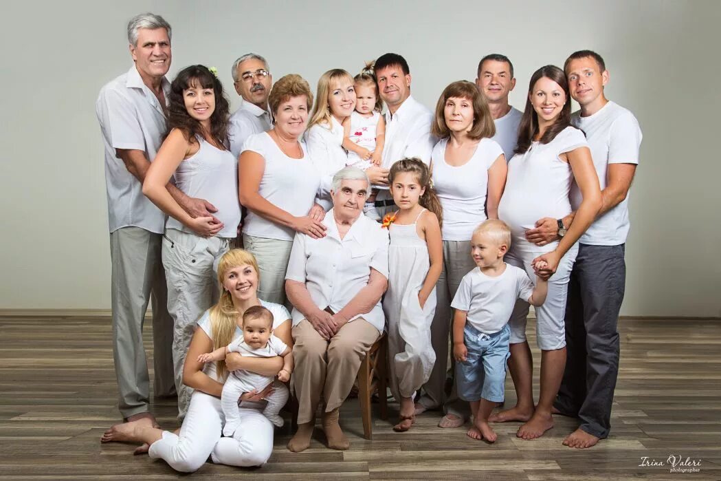 семья несколько поколений. юбилей в кругу большой семьи. большая семья фотосессия. большая счастливая семья. большая семья.