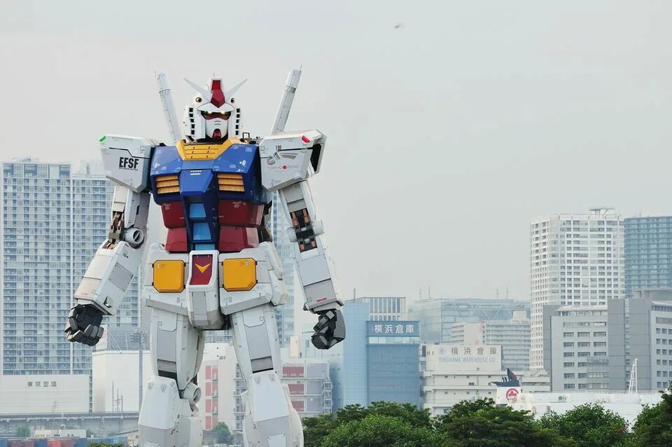 Робот гандам. Гандам в японии робот. gundam 18 метровый робот. робот гандам в токио.