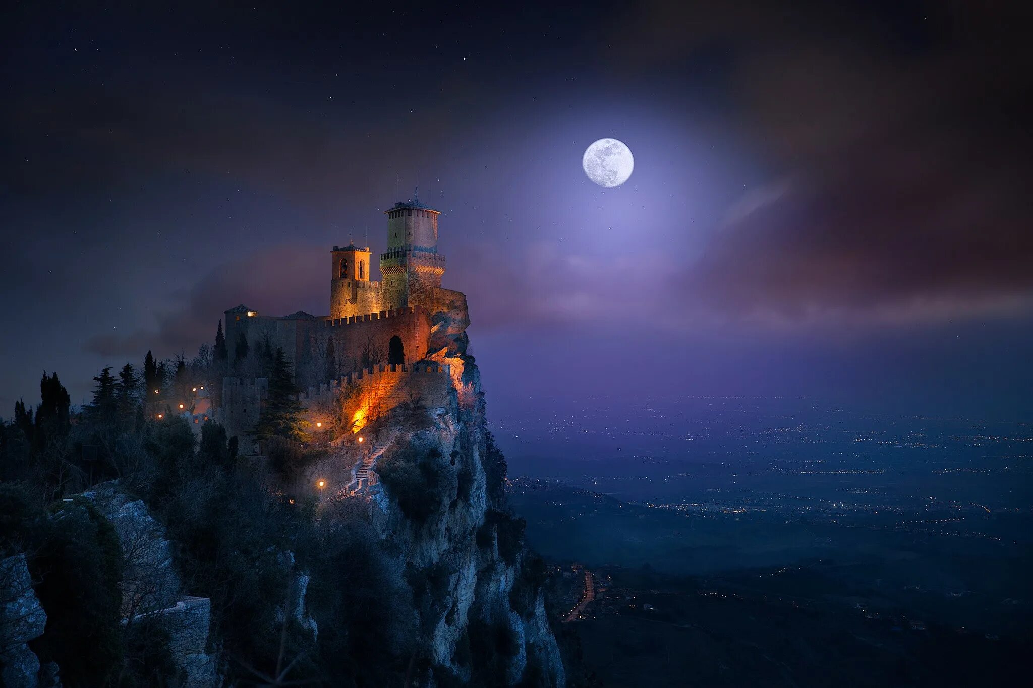 Сан Марино гора Монте титано. Башня Гуаита Сан-Марино. Замок Гуаита, Сан-Марино. Сан-Марино – крепость Гуаита. Лунной ночью свет загадочно