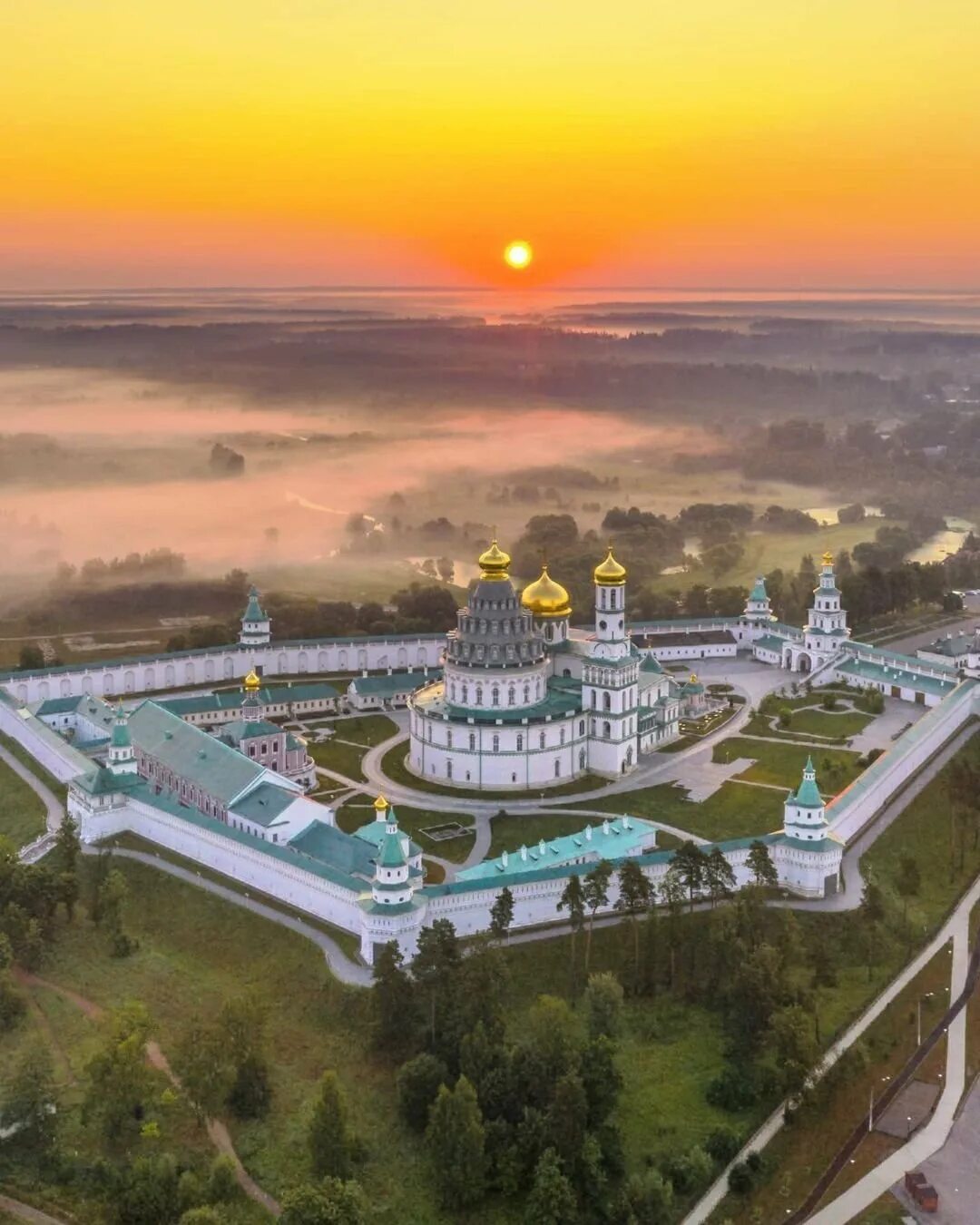 Воскресенский мужской монастырь истра. Новоиерусалимский монастырь в Истре. Воскресенский Новоиерусалимский монастырь Истра. Воскресенский собор Новоиерусалимского монастыря Истра. Истра новый Иерусалим монастырь.