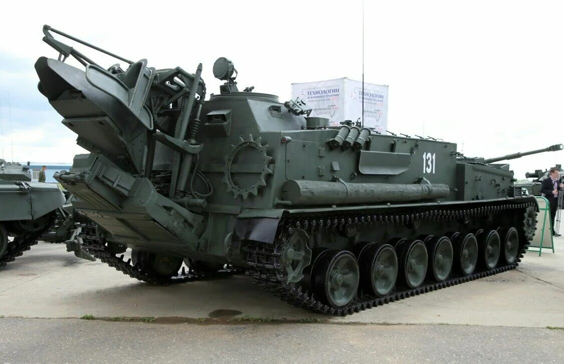 Зрк roland 3. Инженерная машина на базе леопард 2. Техник пага. Саперный танк пионирпанцер-2. Бтм-3 быстроходная траншейная машина.