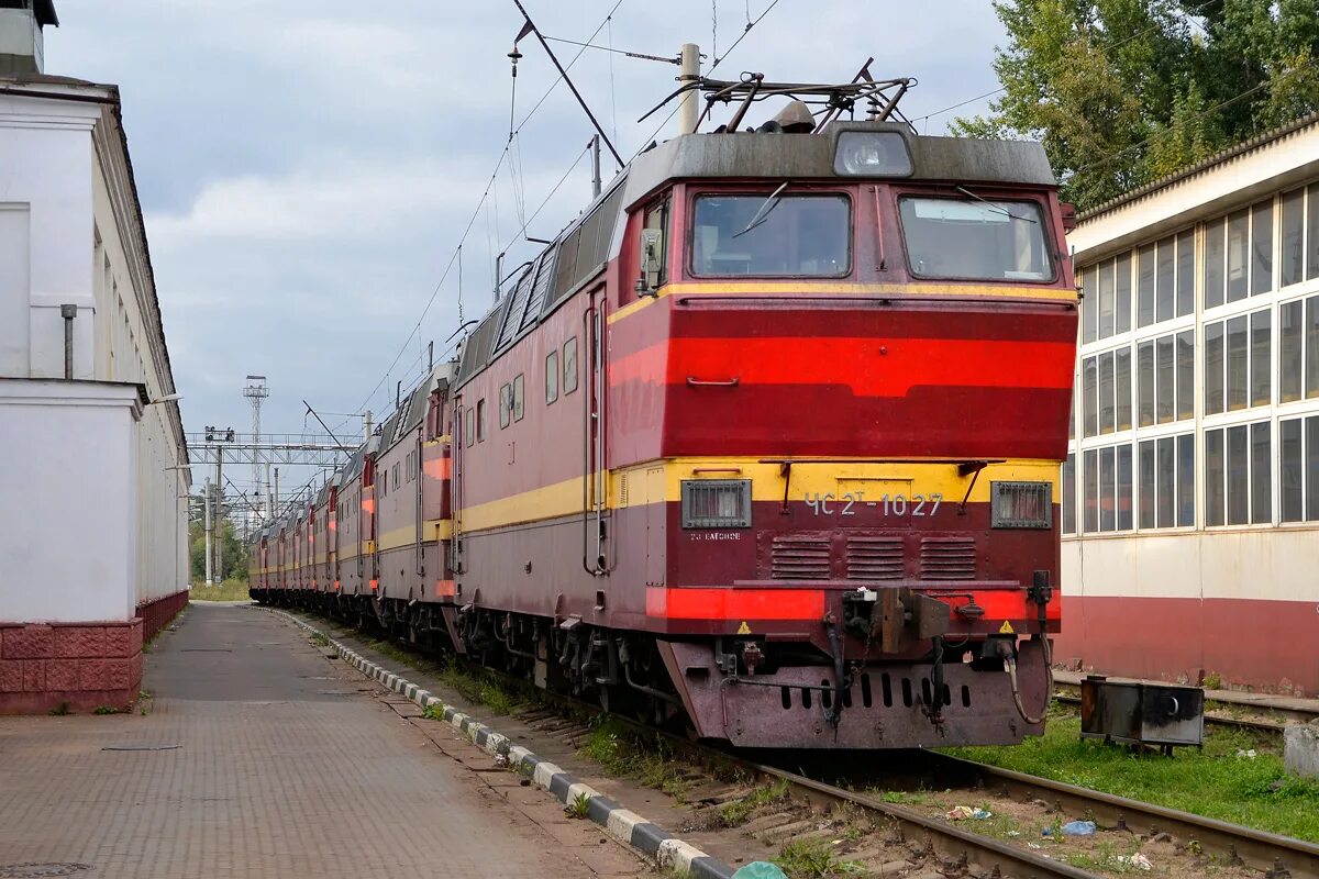 москва станция москва пассажирская. ленинградский вокзал сапсан платформа. рижский вокзал пригородная платформа. станция москва пассажирская октябрьская. тэм18д-129.