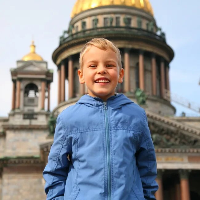 Программа для детей спб. Фон Питер детям. Петербург для детей. Мужской портрет на фоне Исаакия. Питер дети 12.