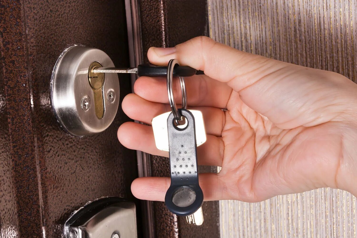 Вскрыть комната. Запертая дверь. Вскрыть комната. Ключи от входной двери в квартиру. Установщик дверных замков.