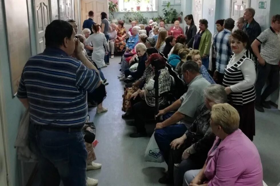 Очередь c. Очередь в больнице. огромная очередь в больнице. большая очередь к врачу. очередь в поликлинику в россии.
