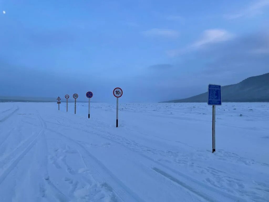 Переправа лена. Ледовая переправа Олекминск. Ледовая переправа через Лену в Якутске. Ледовая переправа через реку Лена Якутия. Переправа через реку Лена в Якутске.