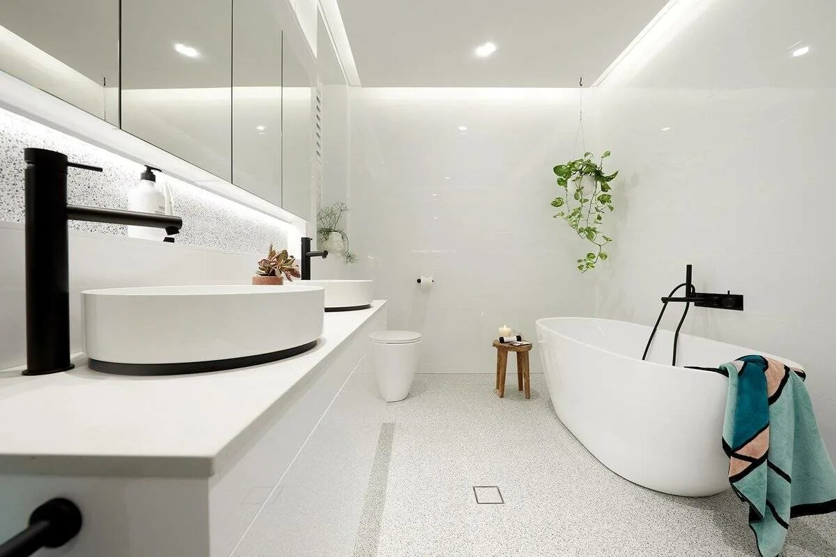 Ванная комната. Интерьер ванной. Ванная комната интерьер. Белая ванная комната. Дизайнерская ванная комната.