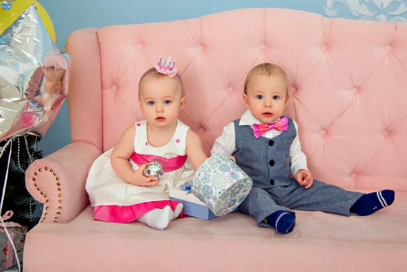 Братья тройняшки. Пекка савела близнецы дети. Тройняшки фрэнка младшего. Лиза кудроу рожает. Близнецы тройняшки.