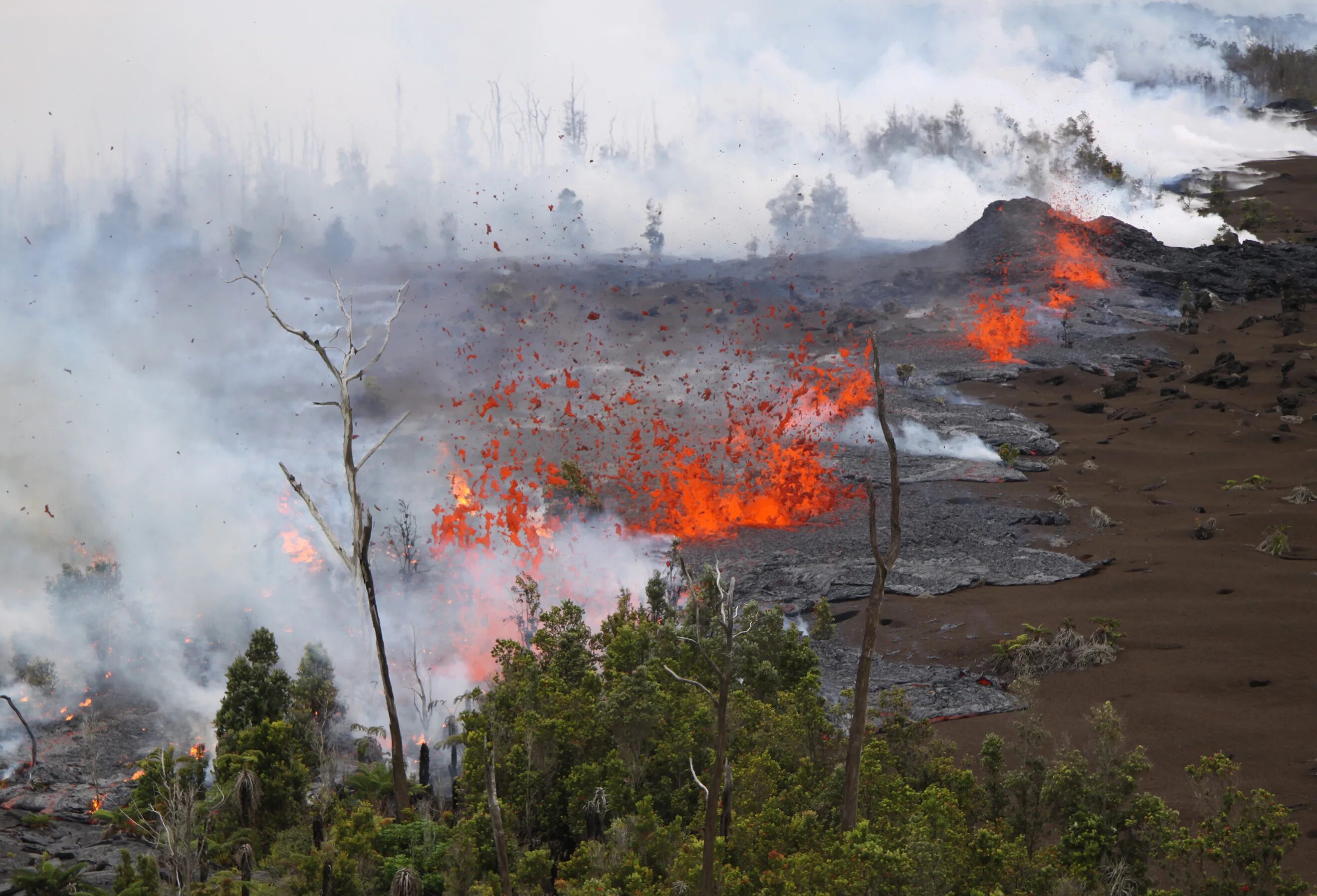 опасность вулканов. вулкан чешская магма. вулканы опасность. вулканы опасность. опасность вулканов для человека.