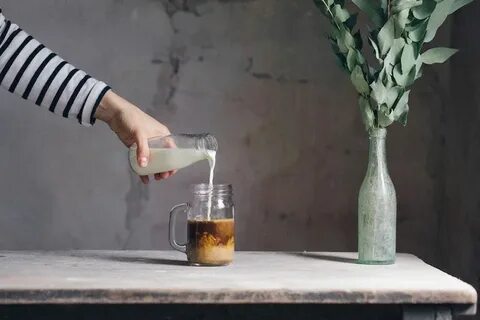 Что делает молоко с кофе