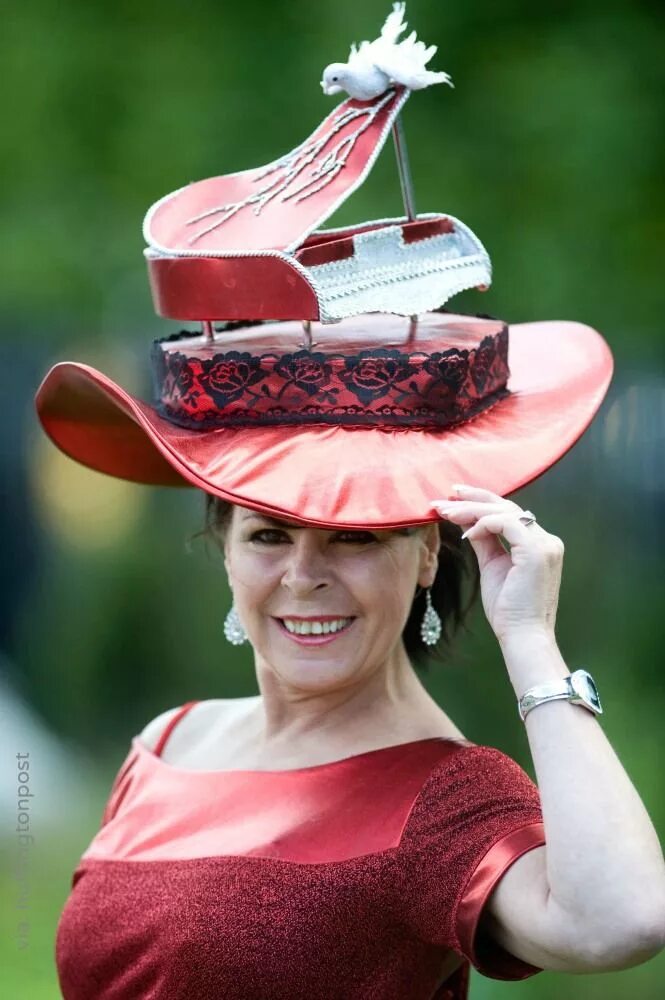 Шляпы на королевских скачках роял аскот. Персонаж который носит головной убор топ. Корона фараона древнего египта. Шапочка моряка. Шляпки роял аскот.