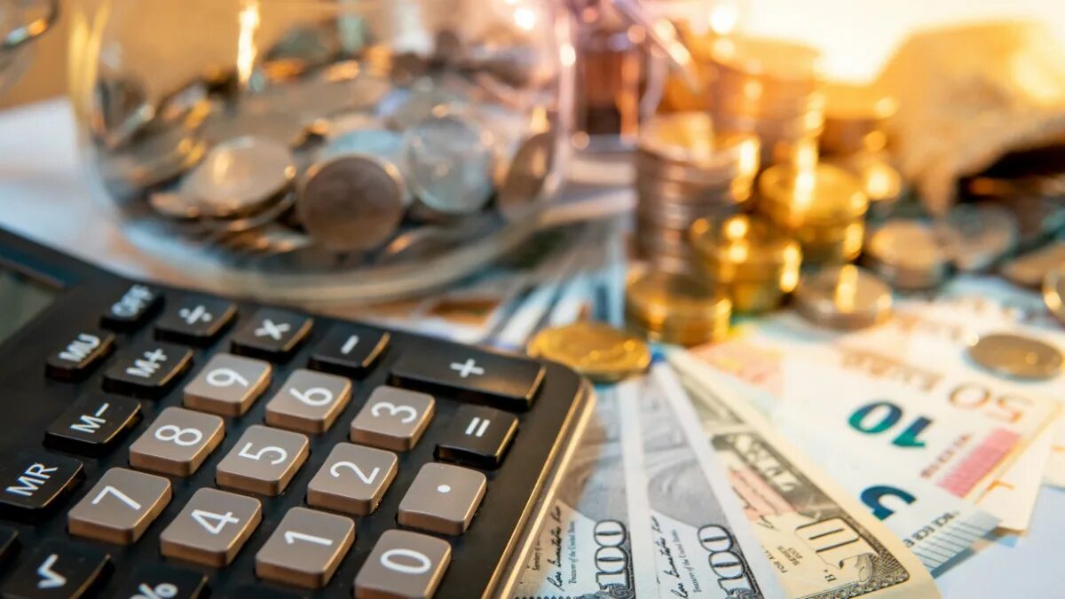 Калькулятор инвестиций. Фото калькулятора и денег. Евро картинки. Деньги калькулятор и очки.