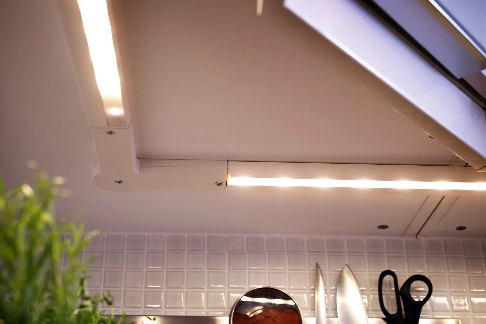 Светильник подсветка для кухни. Подсветка рабочей зоны кухни икеа. Икеа подсветка для кухни. Светодиодная подсветка икеа для кухни rationell. Светодиодная подсветка столешницы икеа.