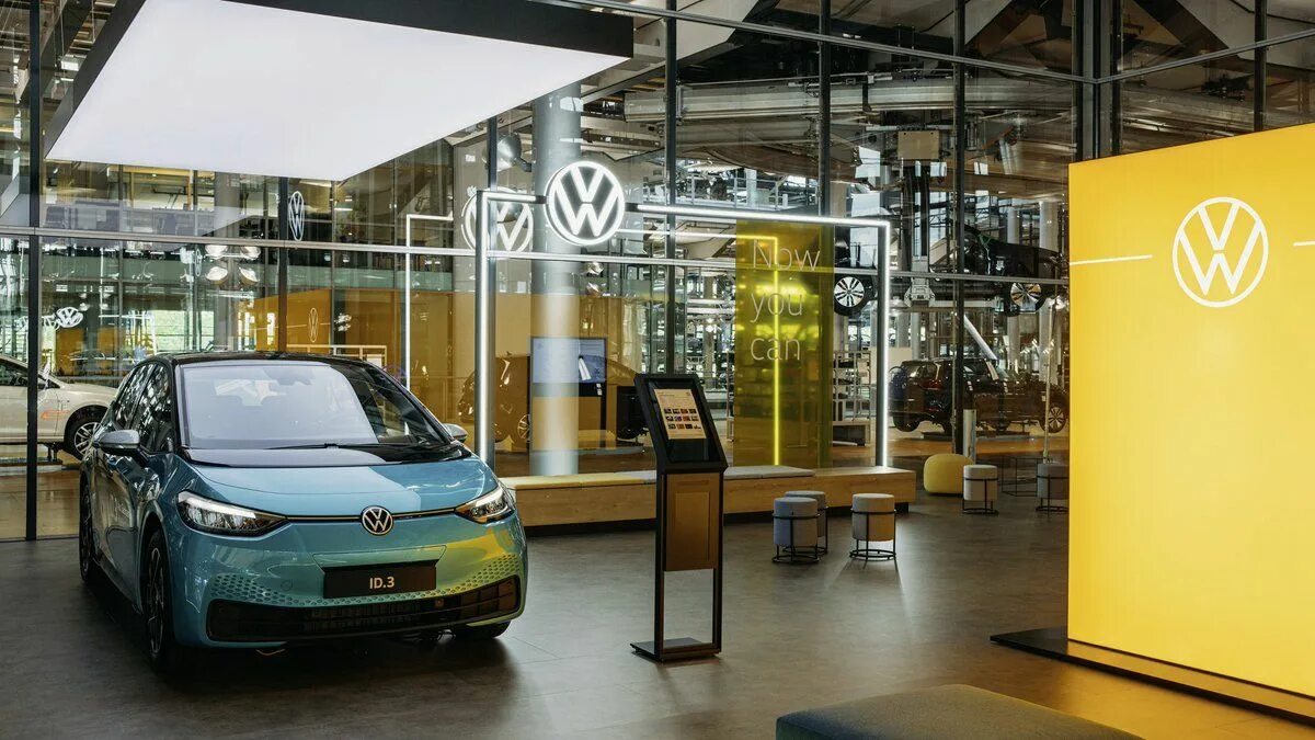 Volkswagen id купить. Фольксваген Германия. Фольксваген открытый. Автосалон электромобилей. Автосалон электрокаров.