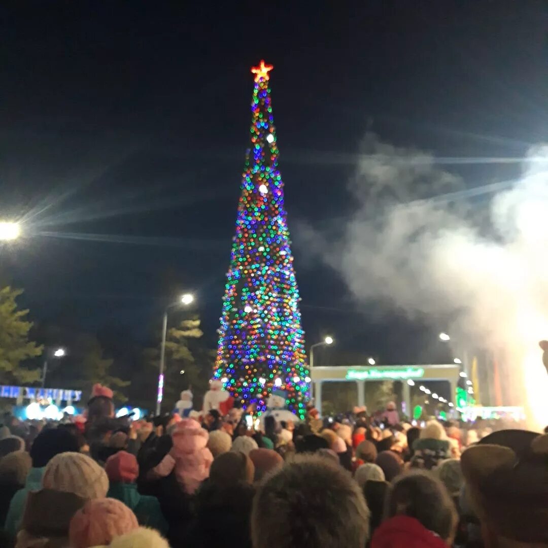 Симферополь зимой площадь ленина. Зажгли главную елку. Елка площадь азатлык 2022. Городская елка челябинск. Главные елки в городах.