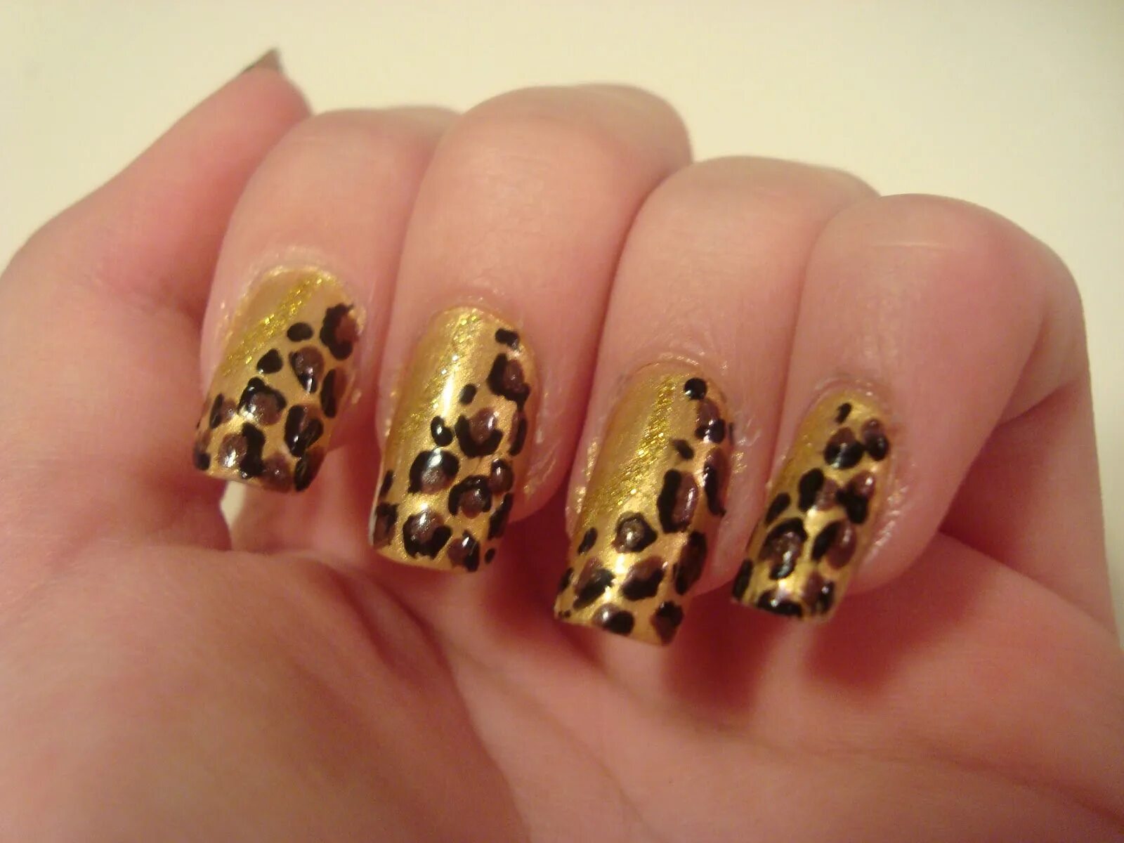 Маникюр к леопардовому платью. Леопардовые ногти. Леопардовый френч. Коричневые ногти с леопардом. Чёрный маникюр с леопардовым рисунком.