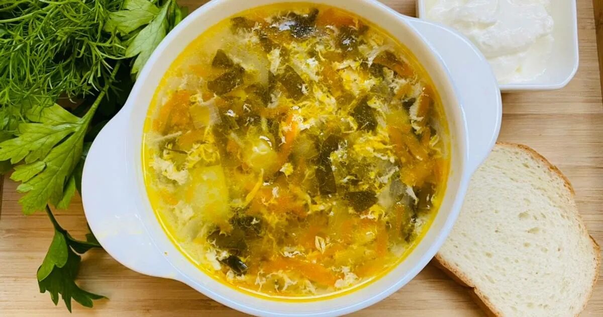 Курица со щавелем рецепт. Щавелевый суп с яйцом. щавелевый суп с курицей. щавелевый суп с яйцом и курицей. куриный суп с щавелем.
