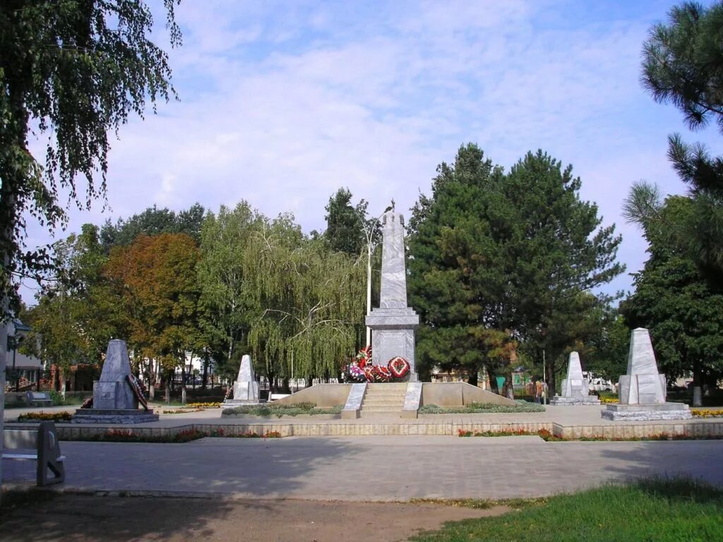 Армавир 30 лет победы. Парк 30 летия победы армавир. братская могила армавир парк победы. армавир детский парк 30 летия победы. армавир мемориал партизан.
