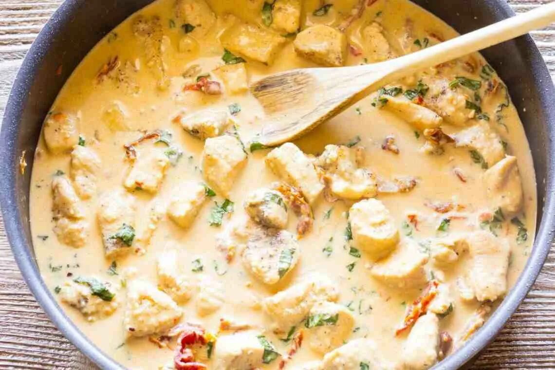 Подлив из куриного филе со сметаной. Куриное филе в сметанном соусе. курица в сметанном соусе на сковороде. курочка в сметанном соусе. куриное филе в сливочном соусе на сковороде.