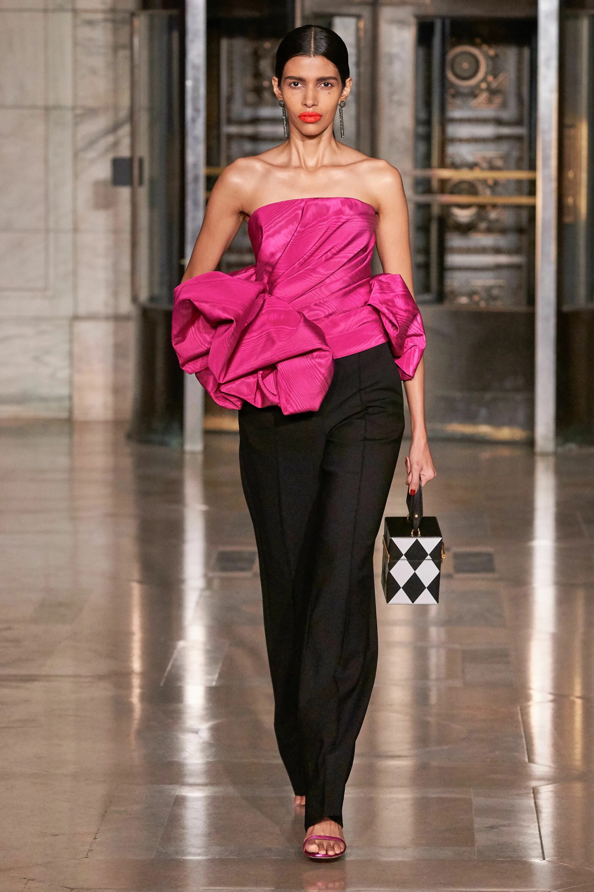 Показ мод 2020 ведущих дизайнеров в зале. Elie saab couture осень-зима 2019/2020. Givenchy 2020. Шанталь лакайо. Высокая мода 2022.