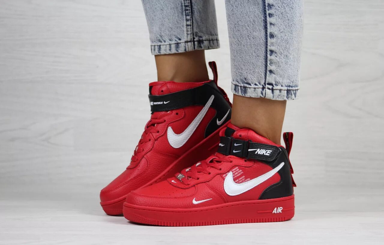 Высокий найк купить. Nike Air Force 1 красные. Найк Эйр Форс женские красные. Найк Форс 1 красные. Найк АИР Форс 1 красные высокие.