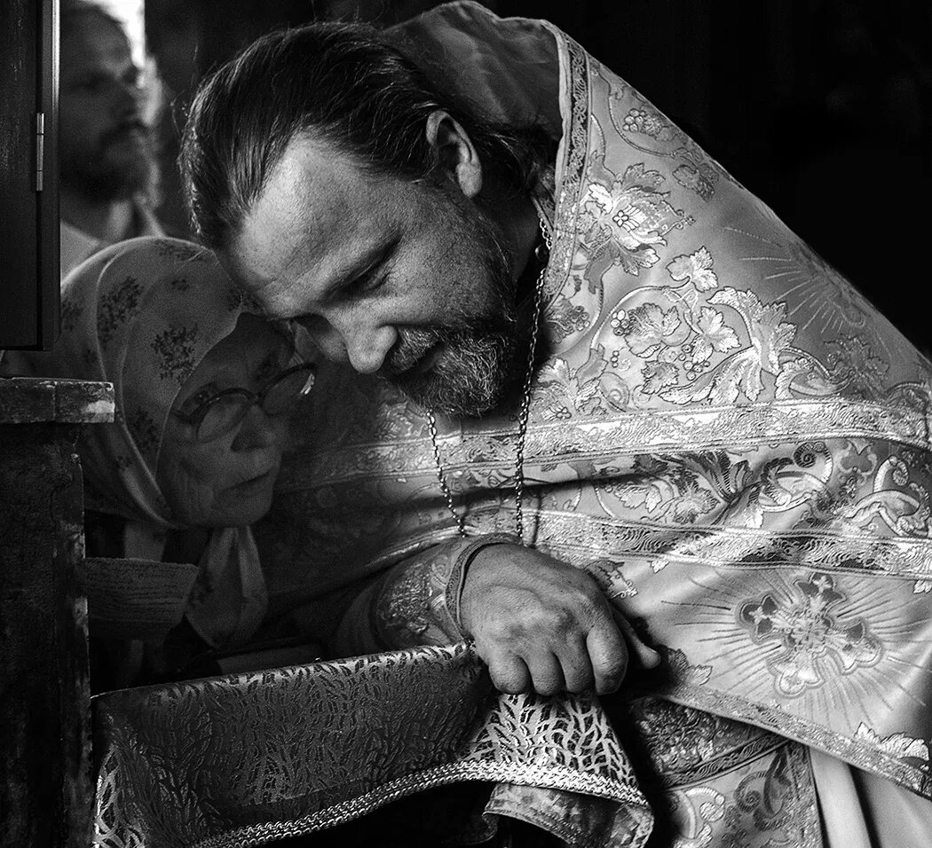 Священник отпускающий грехи. Священник отпускающий грехи. Священник отпускающий грехи. Круг отпусти мне батюшка грехи. Исповедь в храме.