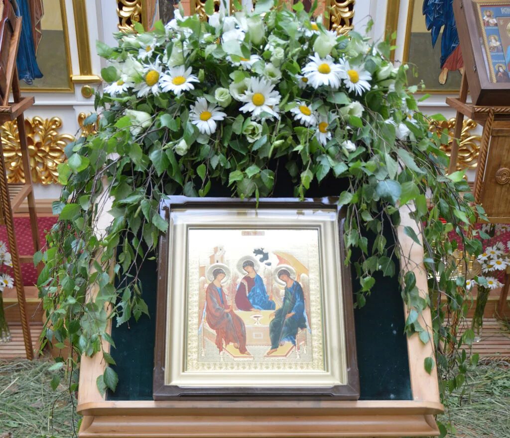 Храмовая флористика троица. Святая троица украшения храма. Храмовая флористика троица. Украшение иконы димитрия солунского. Троица украшение храма.