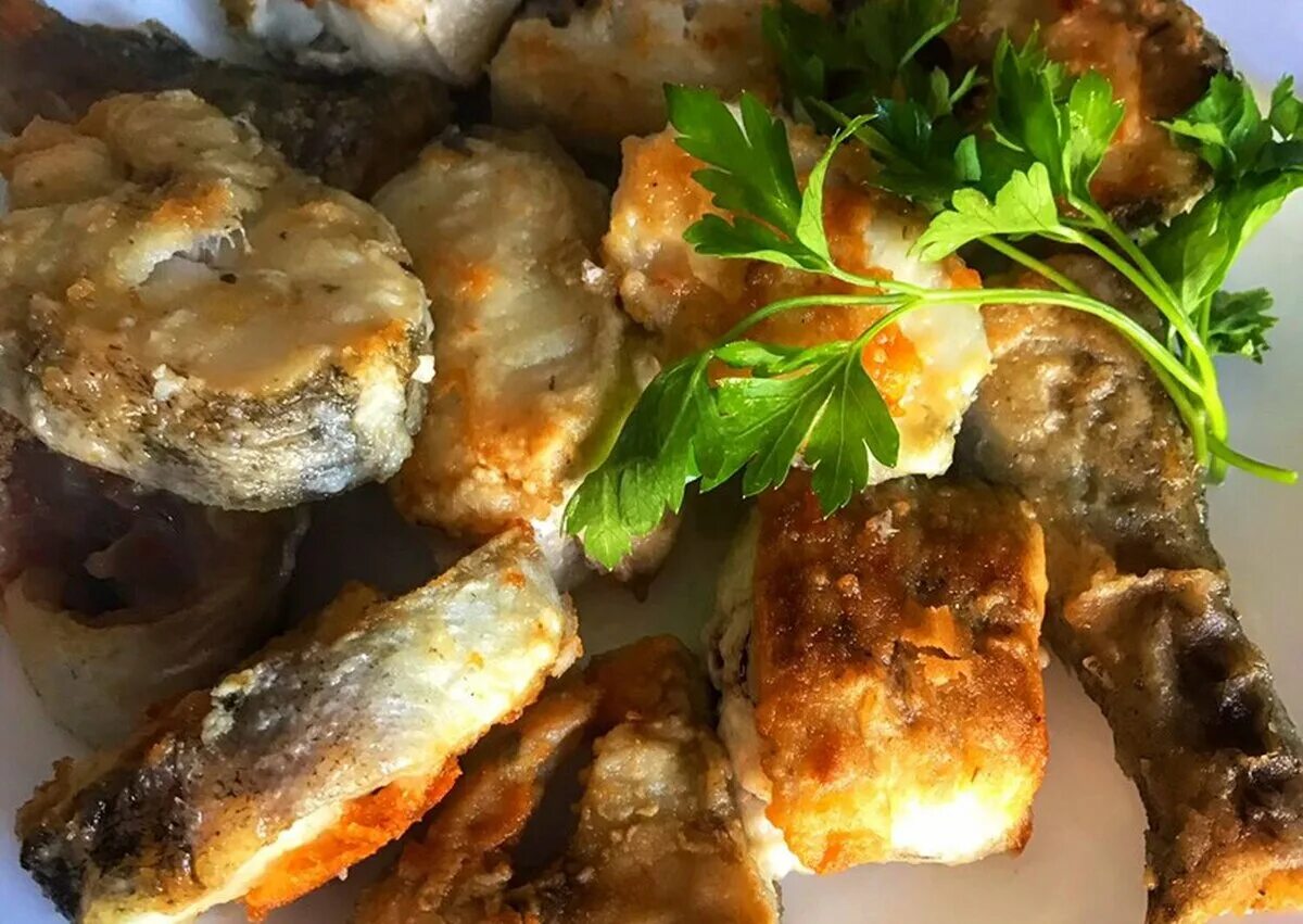 Как вкусно пожарить филе кусочками. Рыба навага жареная. рыба минтай. минтай жареный. жареная рыба кусочками.