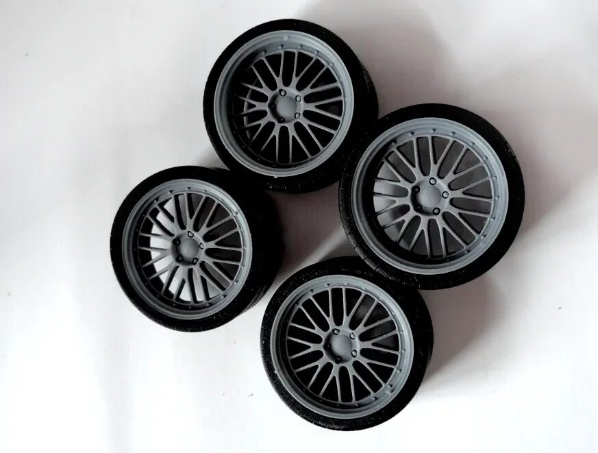 Диски fifteen52 реплика. Rays vr g27 диски. Колеса для масштабных моделей 1 18. Saleen s7 модель. Bbs rs для модели 1:18.