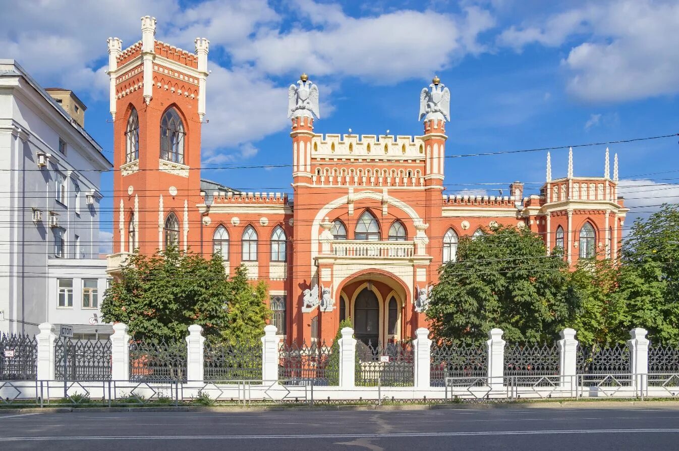 Киров культурное наследие. Киров особняк купца т.ф. Булычева. Особняк купца Булычева город Киров. Красный замок - дом купца т. ф. Булычева. Красный замок Тихона Булычева.