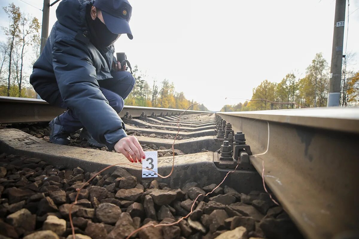 Замыкание на железной дороге. Проволока на рельсах. Блокирование ЖД путей. Диверсия на железной дороге.