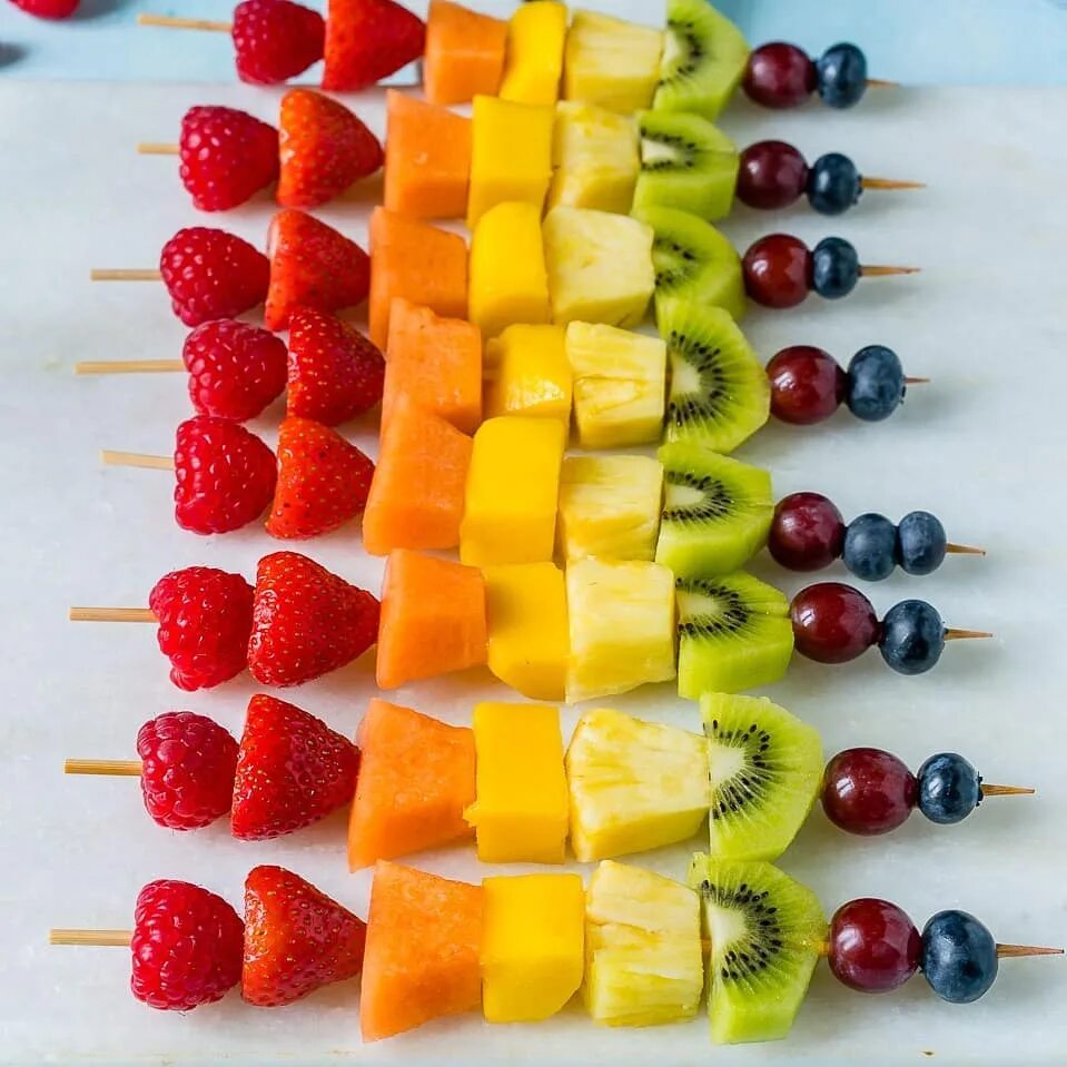 ассорти на палочках. фруктовые канапе на шпажках. канапе банан киви виноград. леденцы на палочке три кота ассорти 10 г. ассорти на палочках.