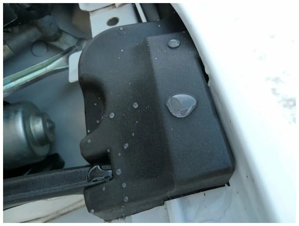 подушки под капотом. уплотнитель капота калина 2. 4 американец. подушки под капотом. моторный отсек гранта кросс универсал 2022г.