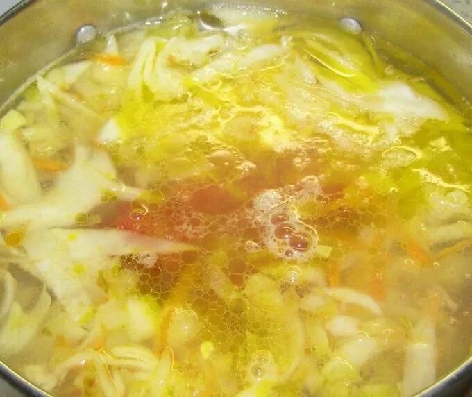 Щи из капусты в зиму. Щи из свежей капусты в кастрюле. щи с капустой без мяса. щи без мяса и картошки с помидорами. щи весенние с капустой.