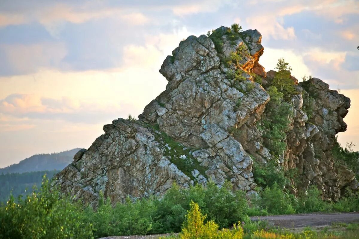 Культурно исторические достопримечательности челябинской области. Скала Шихан Бакал. Шихан Челябинская область Бакал. Саткинский район гора Шихан. Шихан камень Челябинская область.