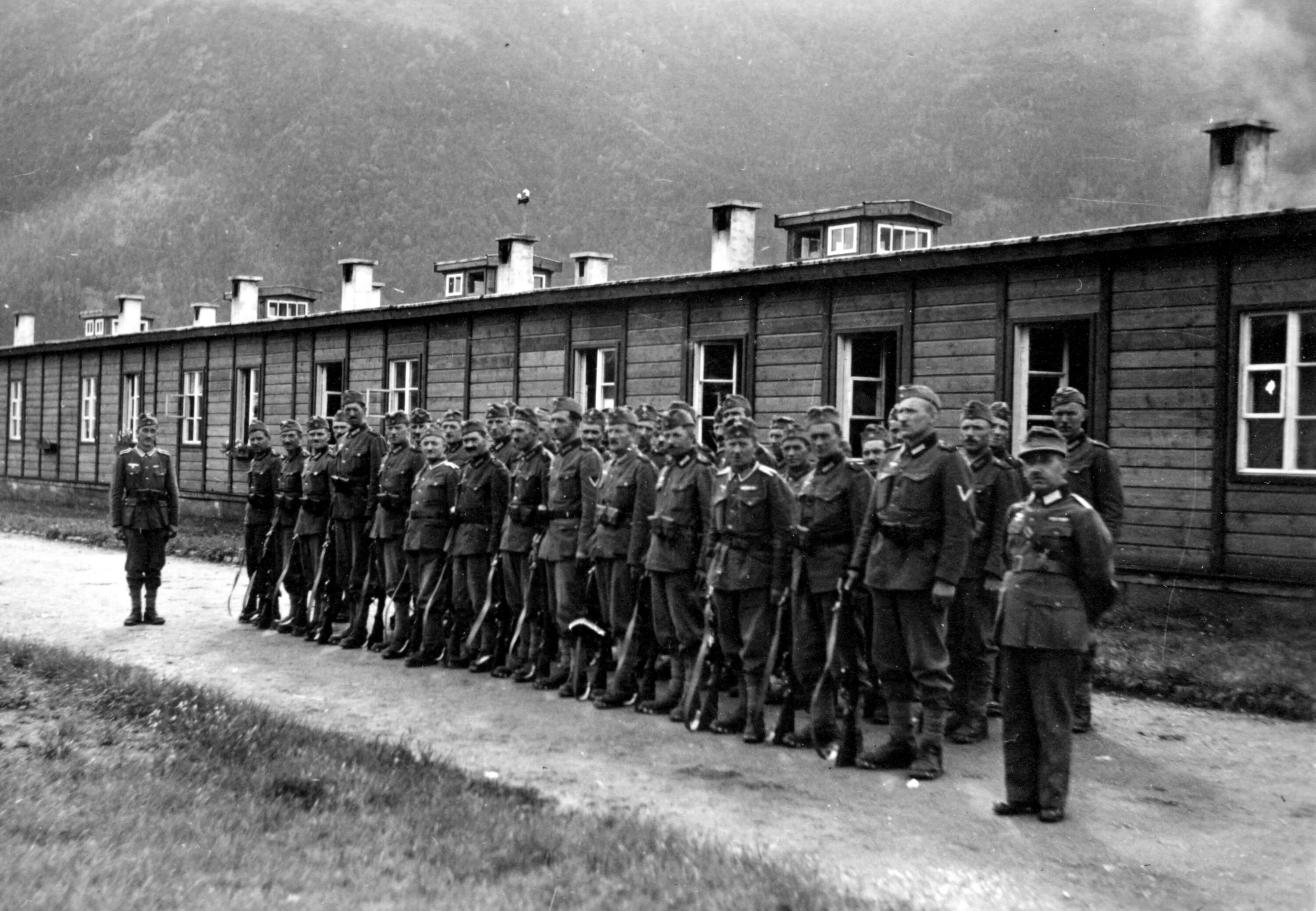 Центр вермахта. Казармы вермахта в германии. армия австрии 1940. казармы германии 1915.