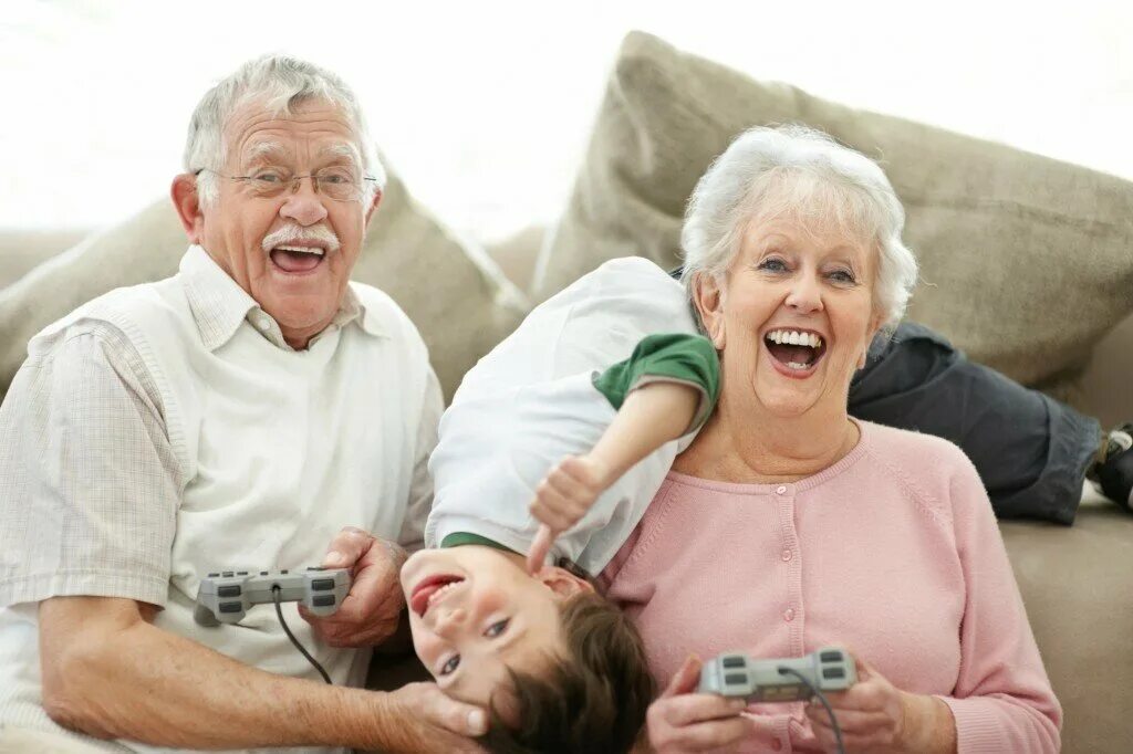 Бабуля с внучкой. Внучек балует. Бабуля с внучкой. Современная бабушка с внуками. Прикольная футболка для бабушки.