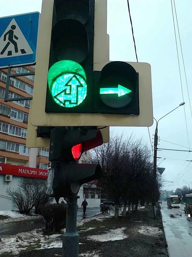 Доп секция на светофоре. Светофор с дополнительной секцией. светофор со стрелкой. дополнительная секция светофора со стрелкой. доп секция светофора стрелка.