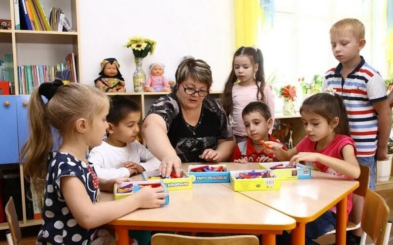 Садик армавир. Педагог и родители садика. Детский сад мечта Армавир. Психолог с детьми в детском саду. Родители и дети в детском саду.