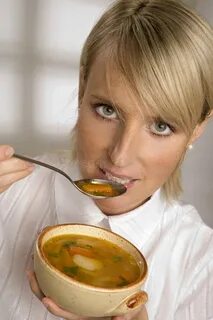 Женщина пересолила еду