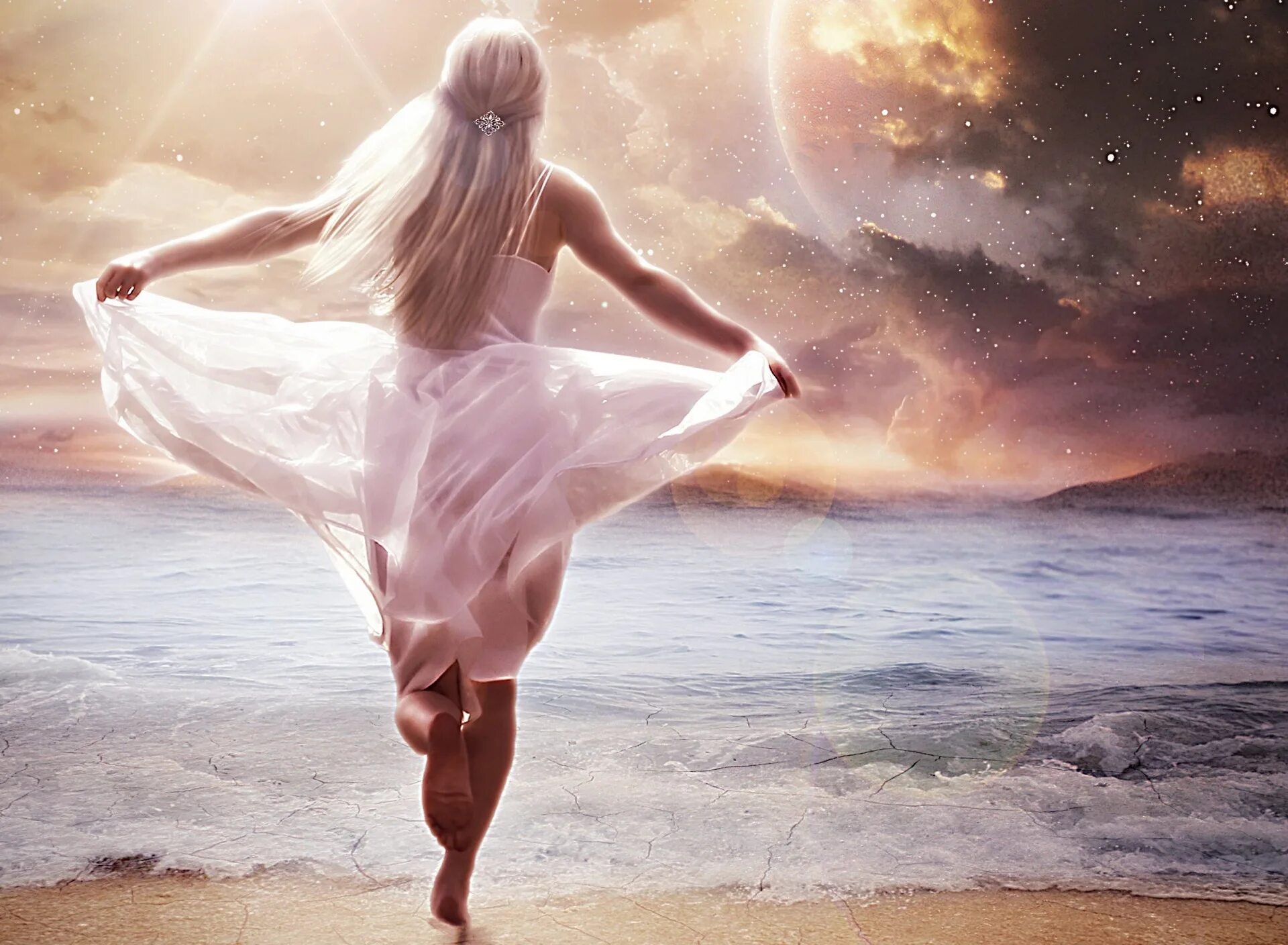 Навстречу спина. Девушка солнце. Девушка с распростертыми руками. Мужчина вид со спины. Навстречу спина.