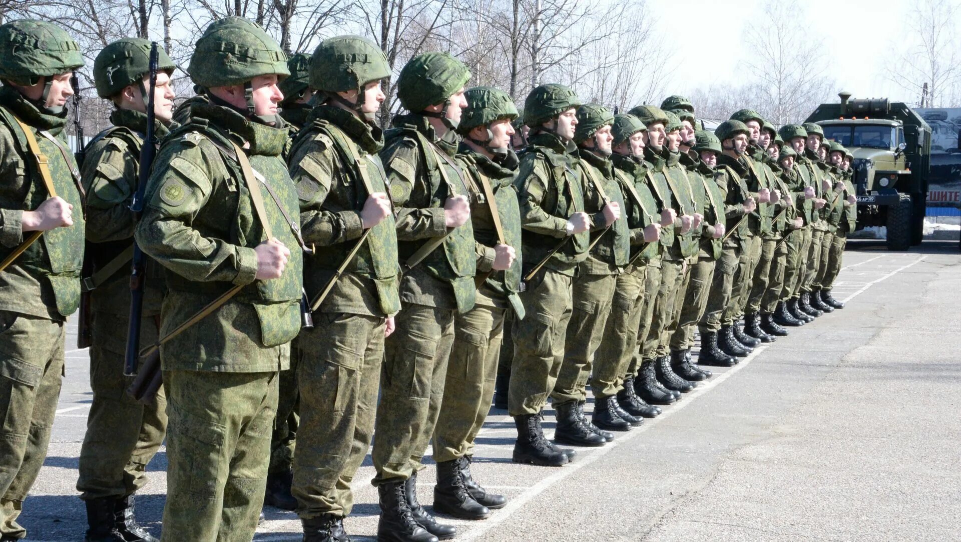 Строй вс рф. Строй солдат. Военный Строй. Военный в строю. Солдаты в строю.