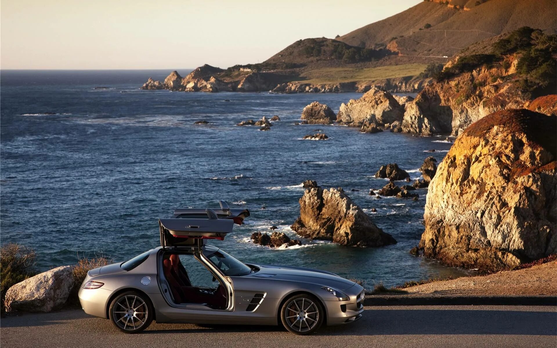 Море на машине куда лучше поехать. Mercedes sls море. на море на машине. автомобиль на побережье. машина на берегу моря.