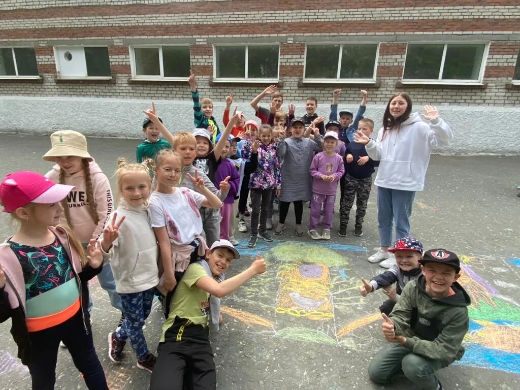 2 школа город качканар. Качканар 6 лицей здание. Качканар 6. Школа 6 качканар. 10 микрорайон дом 1 качканар.