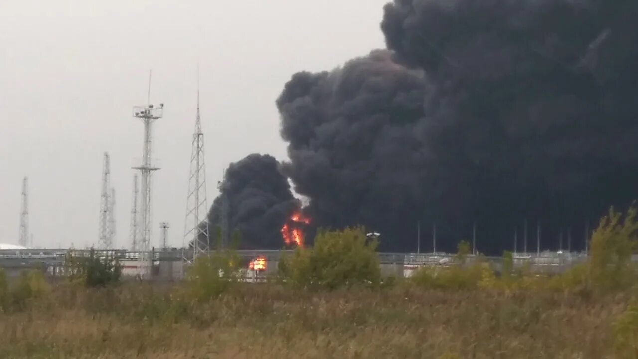 НПЗ Кстово пожар. Пожар на Лукойл Нижегороднефтеоргсинтез. Пожар на Лукойле в Кстово. Завод Лукойл Кстово взрыв. Сгорел лукойл