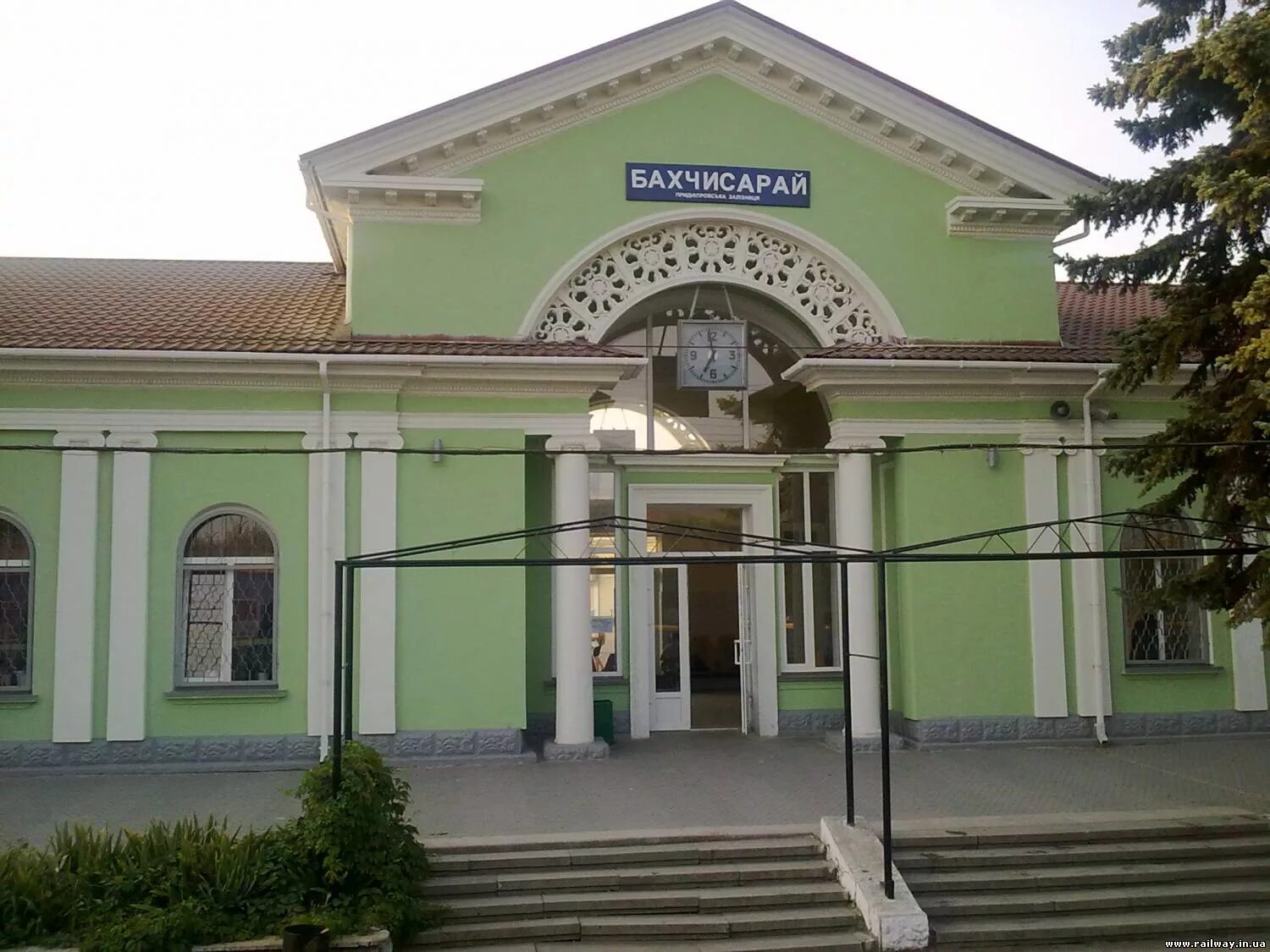 жд вокзал бахчисарай. жд вокзал бахчисарай крым. бахчисарай станция жд станция. жд вокзал бахчисарай. д вокзал в бахчисарае.