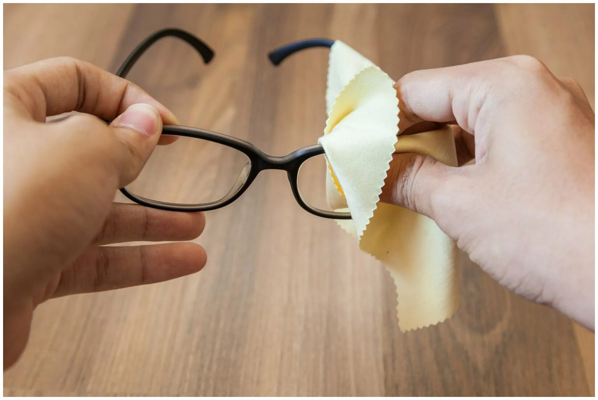 Cleaning Glasses Изображения: просматривайте стоковые фотографии, векторные изоб