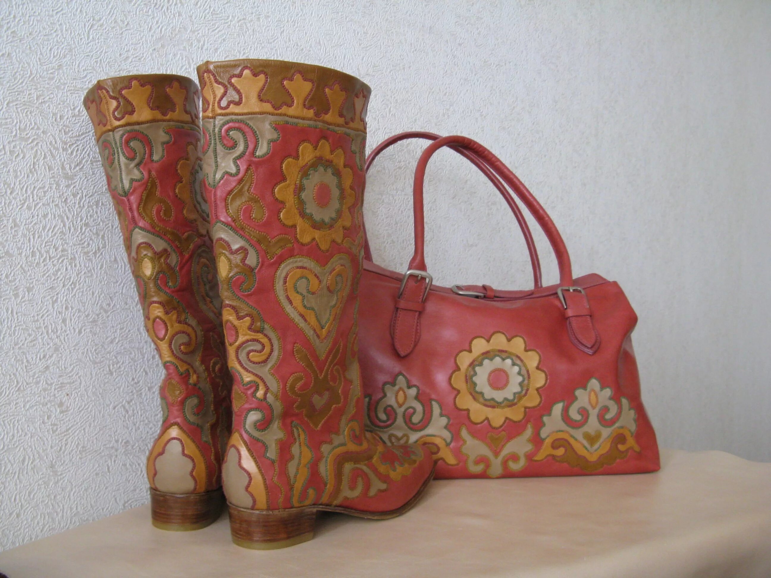 Кожа мозаика. Кожа мозаика. Народный промысел татарстана кожаная мозаика. Татарские кожаные изделия. Кожа мозаика.